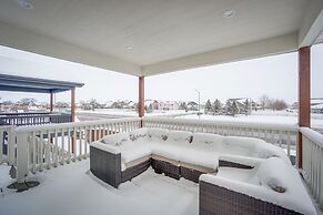 Family-friendly Townhome ~ 2 Mi to Windsor Lake!