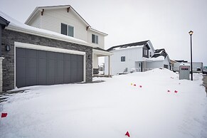 Family-friendly Townhome ~ 2 Mi to Windsor Lake!