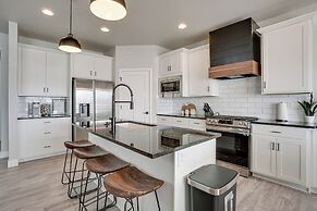 Family-friendly Townhome ~ 2 Mi to Windsor Lake!