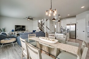 Family-friendly Townhome ~ 2 Mi to Windsor Lake!