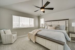 Family-friendly Townhome ~ 2 Mi to Windsor Lake!