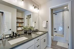 Family-friendly Townhome ~ 2 Mi to Windsor Lake!