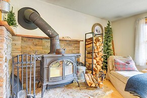 Storybook Stratton House: 3 Mi to Mount Snow!