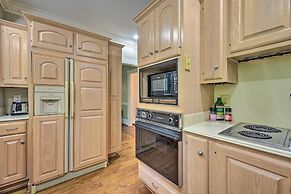 Bright Greensboro Escape ~ 1 Mi to Downtown