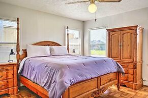 Pet-friendly Home w/ Patio - 3 Mi to Houston Zoo!