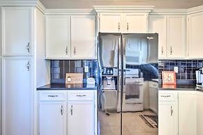 Pet-friendly Home w/ Patio - 3 Mi to Houston Zoo!