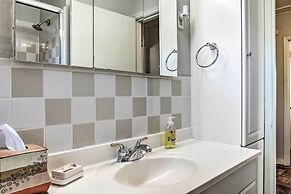 Pet-friendly Home w/ Patio - 3 Mi to Houston Zoo!