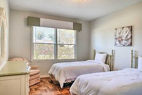 Pet-friendly Home w/ Patio - 3 Mi to Houston Zoo!