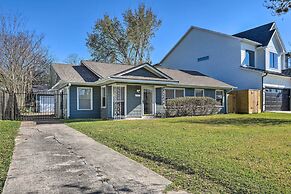 Pet-friendly Home w/ Patio - 3 Mi to Houston Zoo!