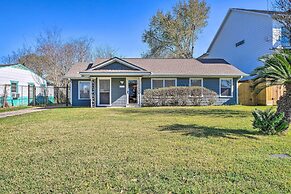 Pet-friendly Home w/ Patio - 3 Mi to Houston Zoo!