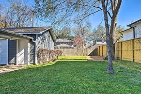 Pet-friendly Home w/ Patio - 3 Mi to Houston Zoo!