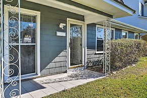 Pet-friendly Home w/ Patio - 3 Mi to Houston Zoo!