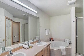 Bright Klamath Falls Townhome w/ Resort Perks