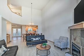 Bright Klamath Falls Townhome w/ Resort Perks