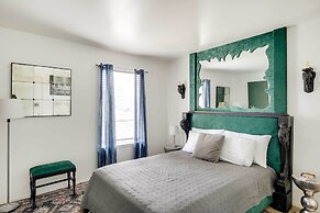 Chic Dallas Condo w/ Pool, Walk to Knox Street!