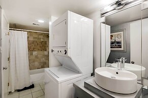 Chic Dallas Condo w/ Pool, Walk to Knox Street!