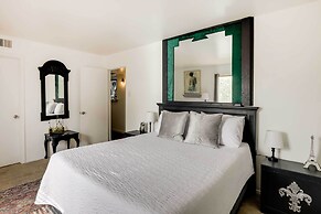 Chic Dallas Condo w/ Pool, Walk to Knox Street!