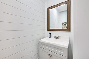 Nautical Akron Cottage w/ Sunroom + Lake Views!