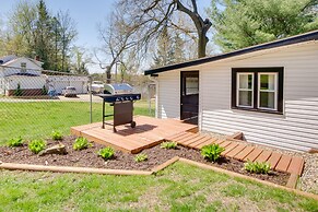 Nautical Akron Cottage w/ Sunroom + Lake Views!