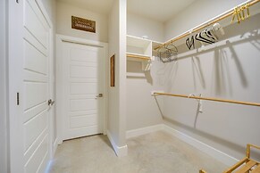 Chic House in Spring Branch w/ Lush Outdoor Space!