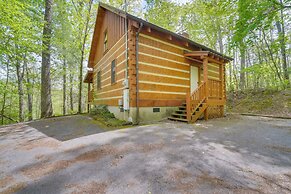 Gatlinburg Cabin w/ Pool Table ~ 6 Mi to Downtown!