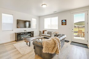 Spacious Bellemont Cabin w/ Jacuzzi + Mtn View!