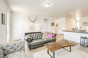 Spacious Bellemont Cabin w/ Jacuzzi + Mtn View!