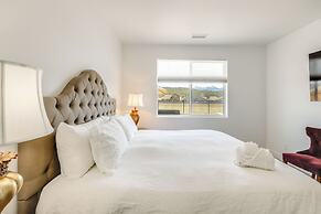 Spacious Bellemont Cabin w/ Jacuzzi + Mtn View!