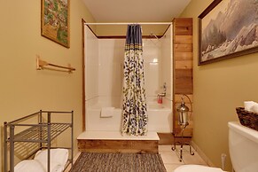 Cozy Smoky Mtn Retreat on River w/ Fire Pit & Deck