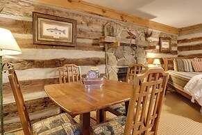 Cozy Smoky Mtn Retreat on River w/ Fire Pit & Deck