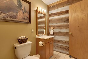 Cozy Smoky Mtn Retreat on River w/ Fire Pit & Deck