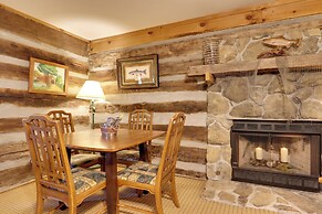 Cozy Smoky Mtn Retreat on River w/ Fire Pit & Deck