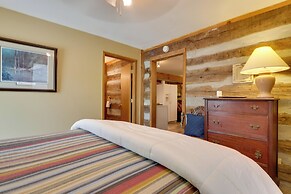 Cozy Smoky Mtn Retreat on River w/ Fire Pit & Deck