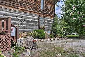 Cozy Smoky Mtn Retreat on River w/ Fire Pit & Deck