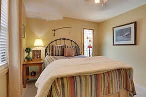 Cozy Smoky Mtn Retreat on River w/ Fire Pit & Deck