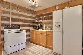 Cozy Smoky Mtn Retreat on River w/ Fire Pit & Deck