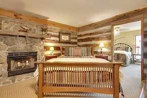 Cozy Smoky Mtn Retreat on River w/ Fire Pit & Deck