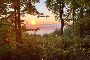 Cabin Near Boone w/ Hot Tub & Mountain Views