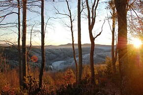 Cabin Near Boone w/ Hot Tub & Mountain Views