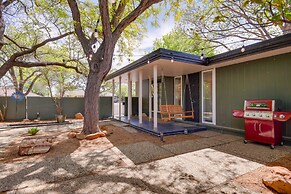 Mid-century Modern Home w/ Fire Pit & Gas Grill!