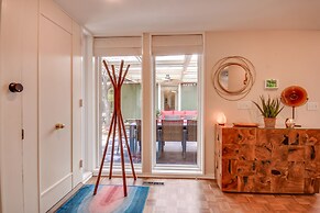 Mid-century Modern Home w/ Fire Pit & Gas Grill!