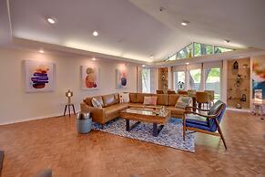 Mid-century Modern Home w/ Fire Pit & Gas Grill!