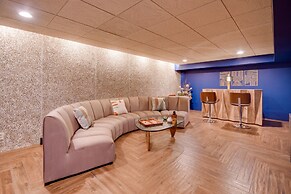 Mid-century Modern Home w/ Fire Pit & Gas Grill!