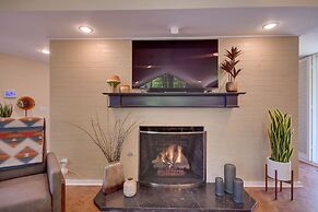 Mid-century Modern Home w/ Fire Pit & Gas Grill!