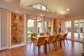 Mid-century Modern Home w/ Fire Pit & Gas Grill!