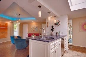 Mid-century Modern Home w/ Fire Pit & Gas Grill!