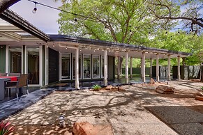 Mid-century Modern Home w/ Fire Pit & Gas Grill!