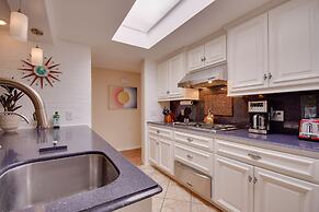 Mid-century Modern Home w/ Fire Pit & Gas Grill!