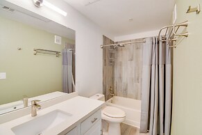 'red Rox' Phoenix Condo w/ Patio ~ 3 Mi to Airport