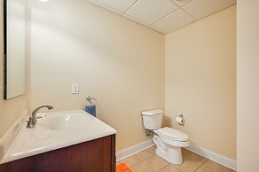 Pool & Furnished Patio: Group Getaway in Hershey